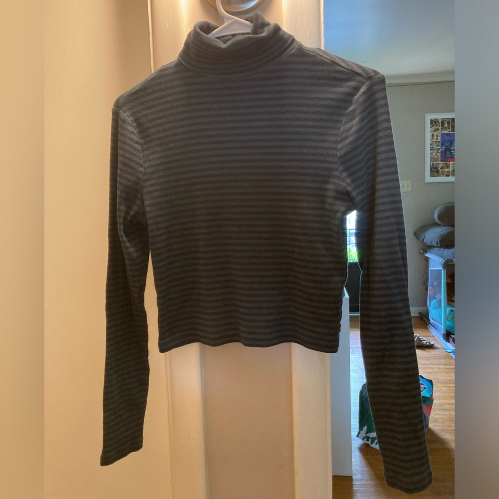 Levi’s turtle neck top